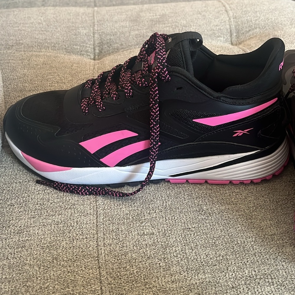 NWOT Stylish Women’s Lace Up Rebook Shoes 🖤🩷 - Picture 2 of 10